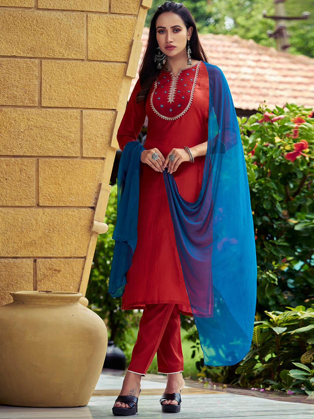 

SKYLEE Floral Yoke Design Regular Kurta With Trousers & Dupatta, Red