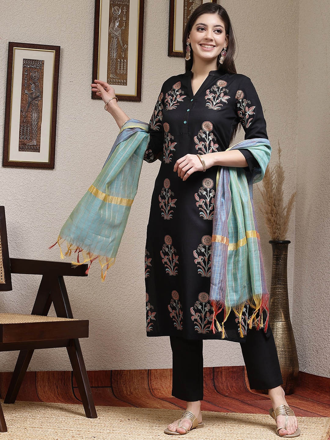 

SKYLEE Women Floral Printed Regular Kurta with Trousers & With Dupatta, Black