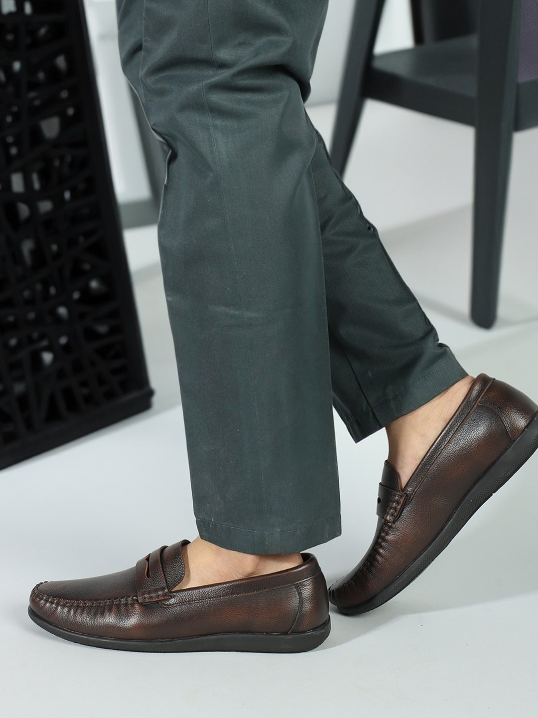 

Carlton London Men Textured Lightweight Leather Penny Loafers, Brown