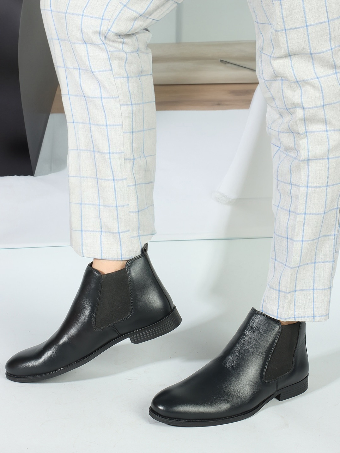 

Carlton London Men Round Toe Chelsea Boots, Black