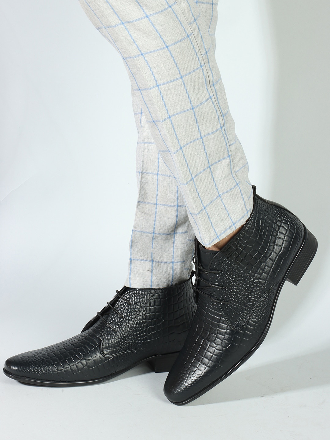 

Carlton London Men Textured Leather Round Toe Brogues, Black