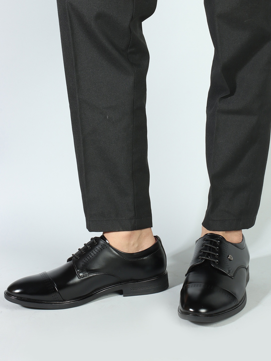 

Carlton London Men Formal Derbys, Black