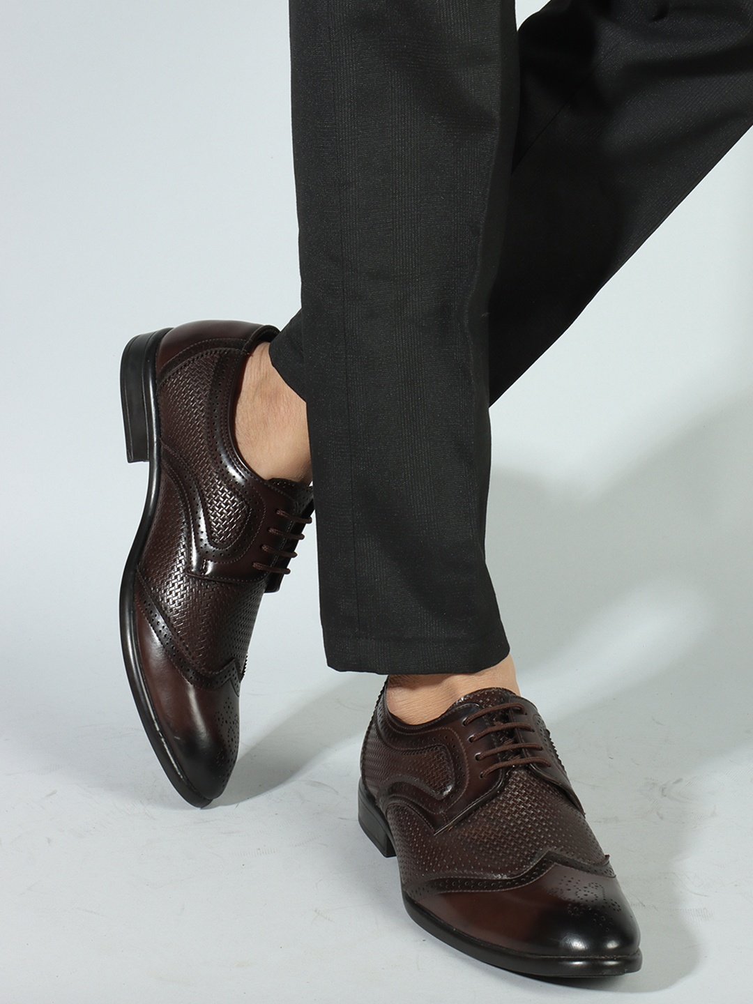 

Carlton London Men Textured Round Toe Leather Formal Derbys, Brown