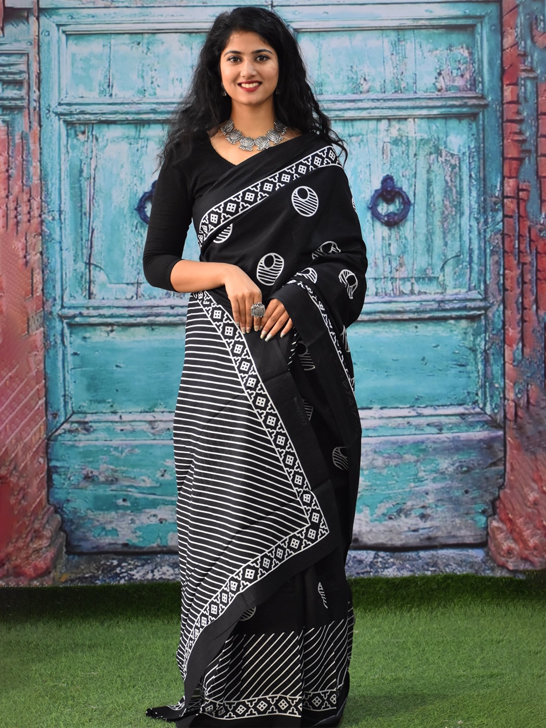 

KIAARON Geometric Printed Pure Cotton Block Print Saree, Black