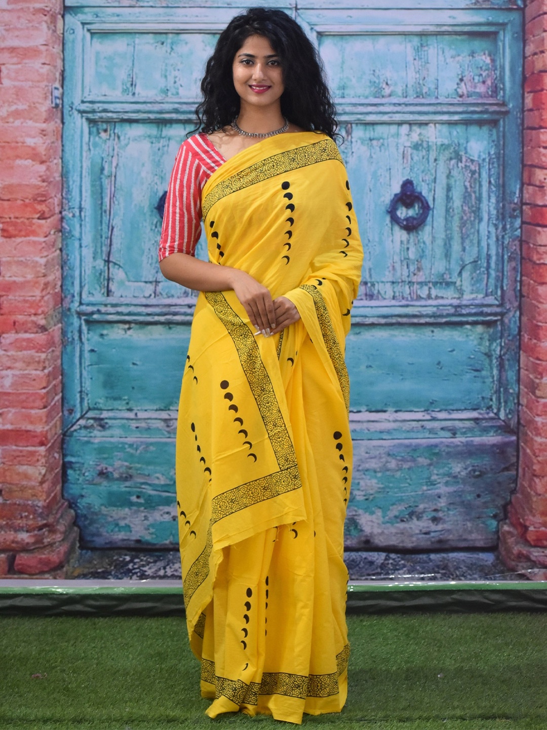 

KIAARON Pure Cotton Block Geometric Printed Saree, Yellow