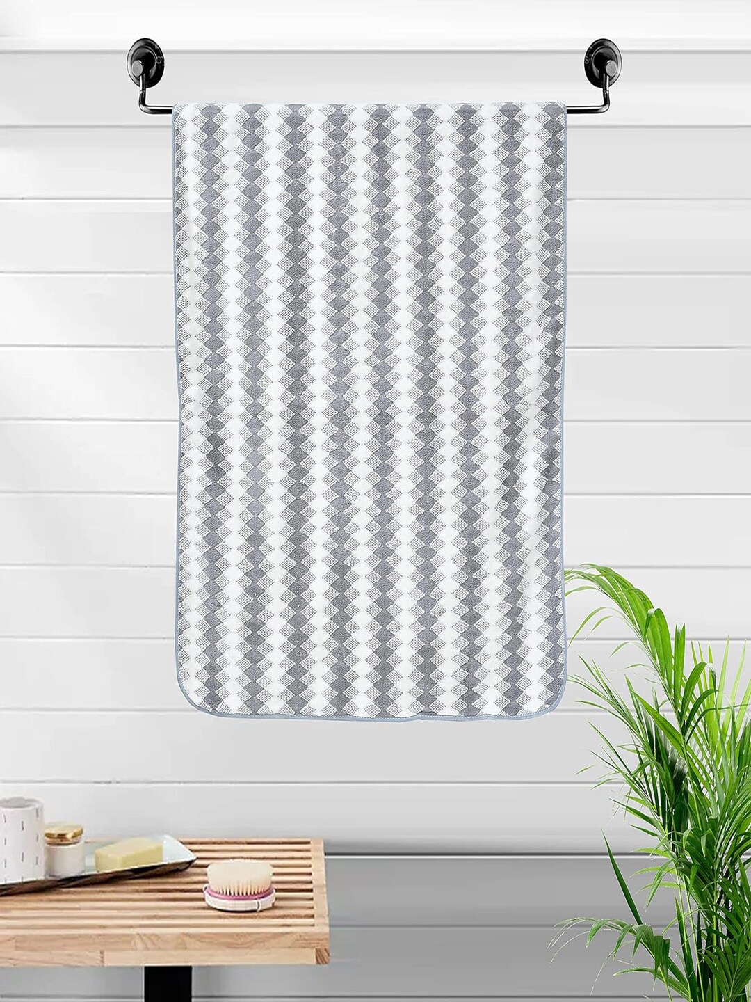 

BAESD Grey & White Printed Microfiber 350 GSM Bath Towel