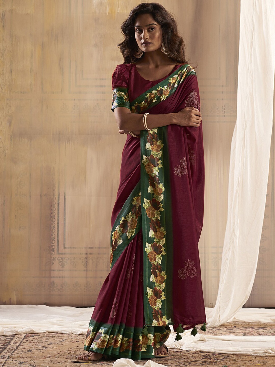 

Satrani Floral Printed Saree, Maroon