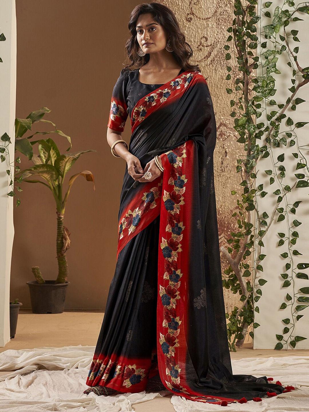 

Satrani Embellished Narayan Peth Saree, Black