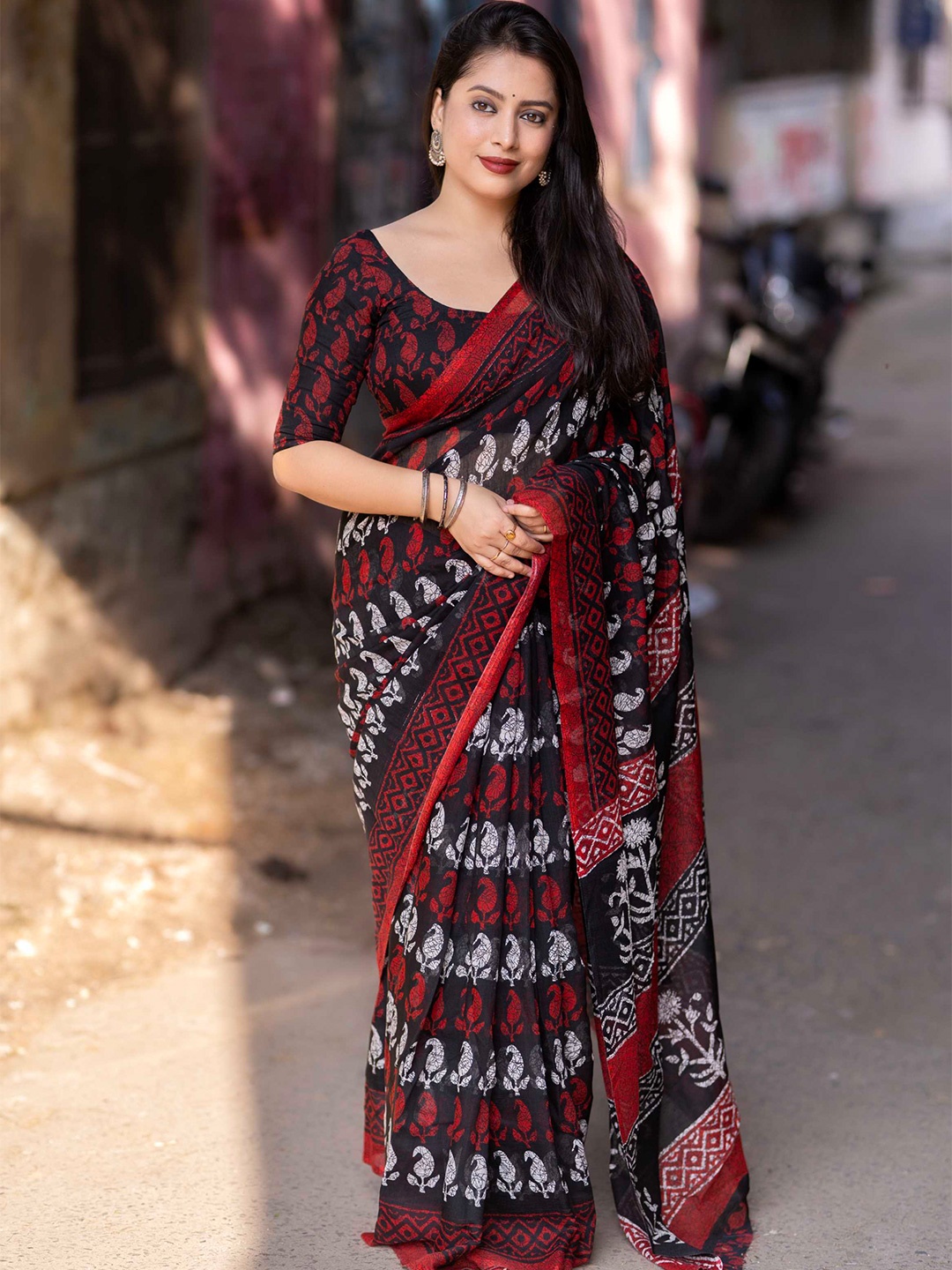 

Mitera Paisley Printed Saree, Red