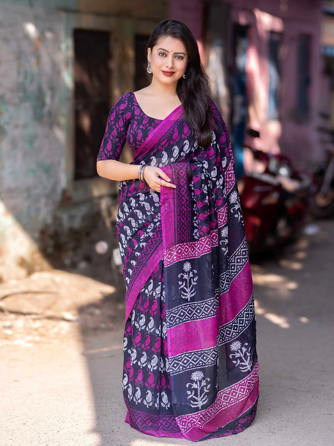 

Mitera Floral Printed Saree, Pink