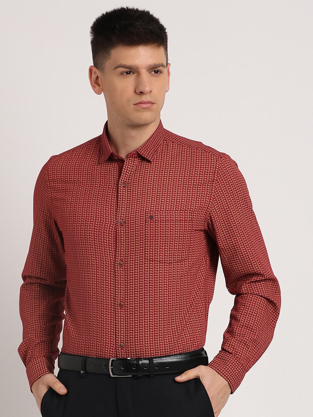 

Turtle Relaxed Slim Fit Micro Ditsy Printed Pure Cotton Casual Shirt, Red