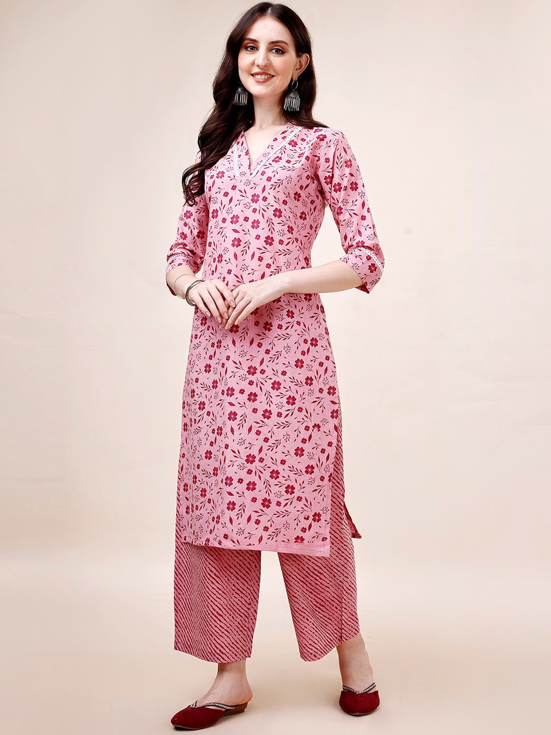 

CaniBani Floral Printed V-Neck Thread Work Regular Pure Cotton Kurta with Palazzos, Pink