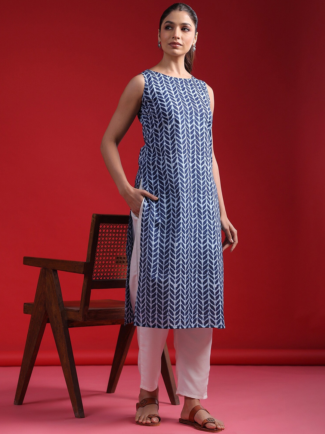 

Indo Era Blue & White Floral Printed Boat Neck Straight Kurta