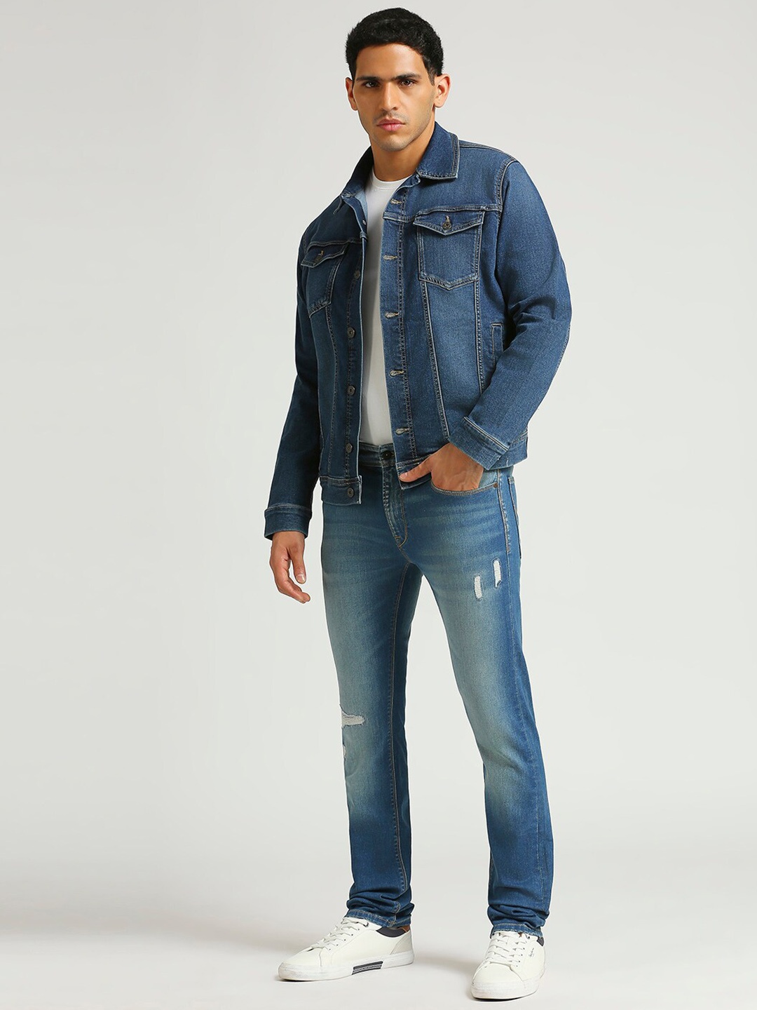 

Pepe Jeans Men Slim Fit Mildly Distressed Light Fade Whiskers Stretchable Jeans, Blue