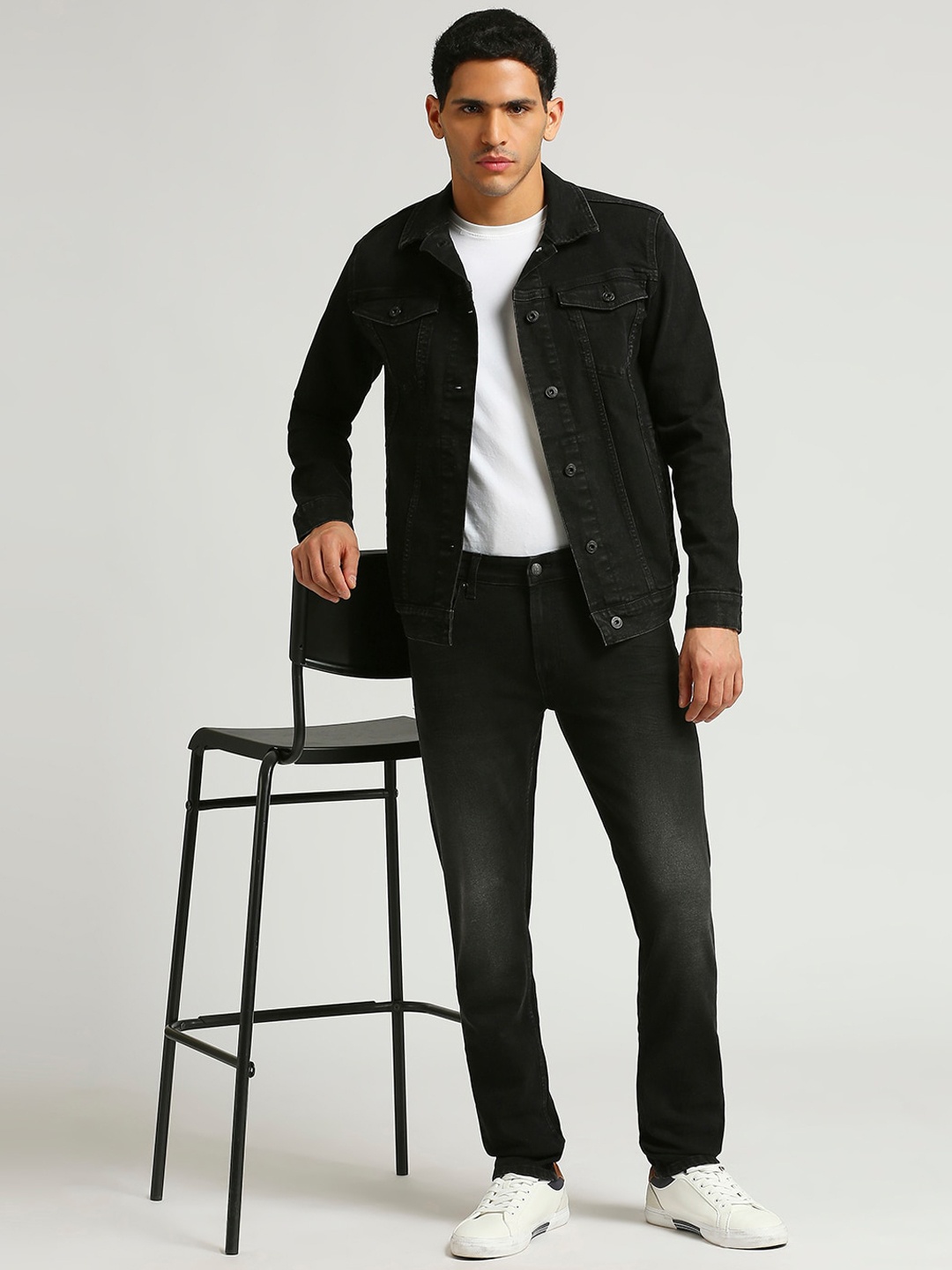 

Pepe Jeans Men Tapered Fit Low-Rise Light Fade Clean Look Stretchable Jeans, Black