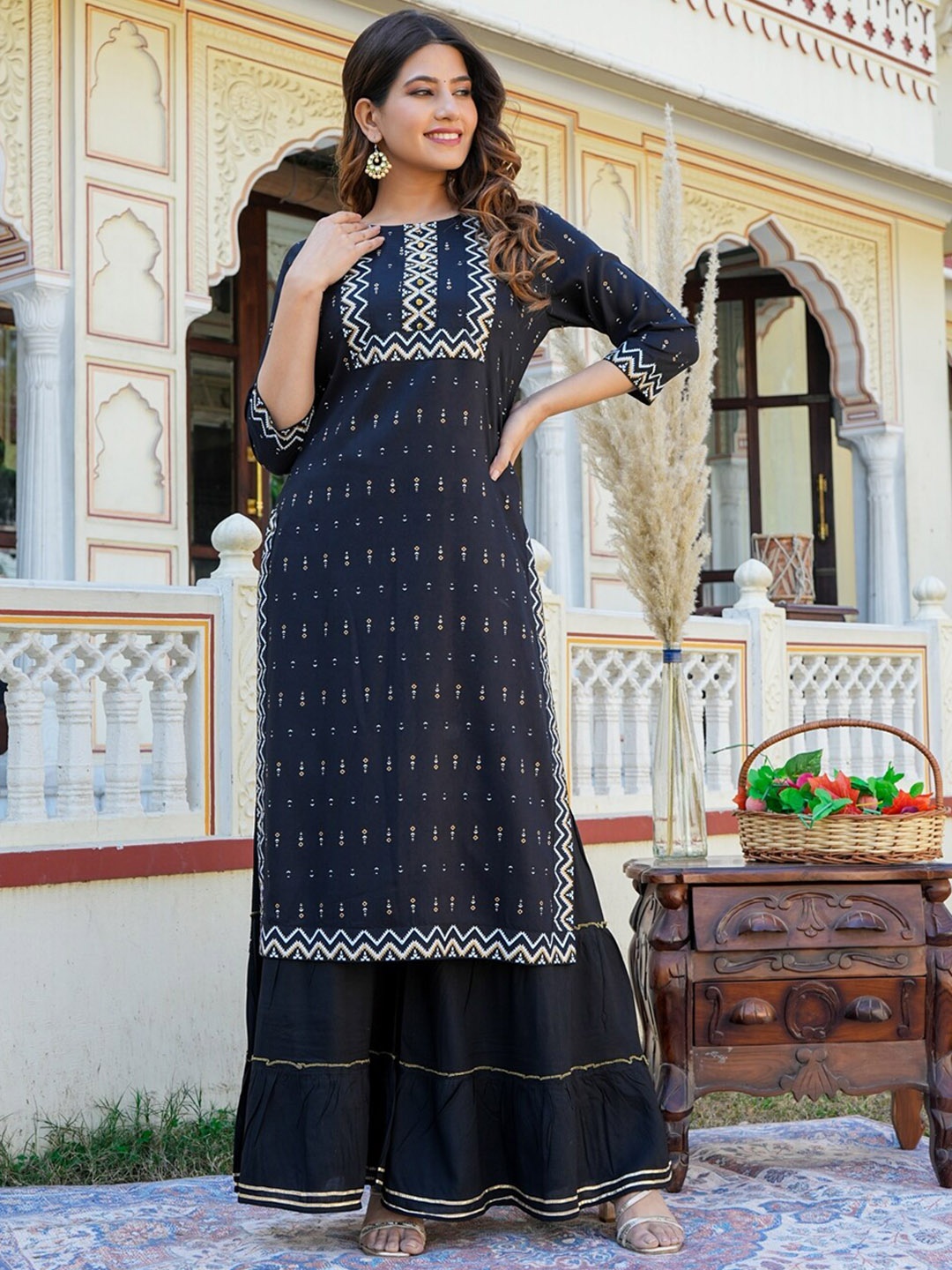 

YASH GALLERY Geometric Printed Sequinned Kurta, Black