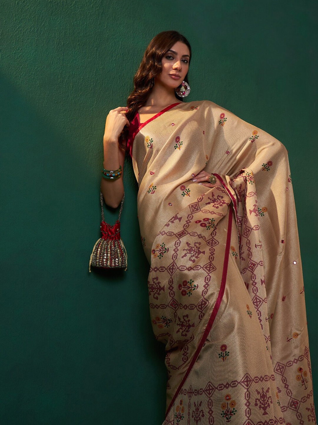 

Sangria Floral Printed Mirror Work Jute Silk Saree, Cream