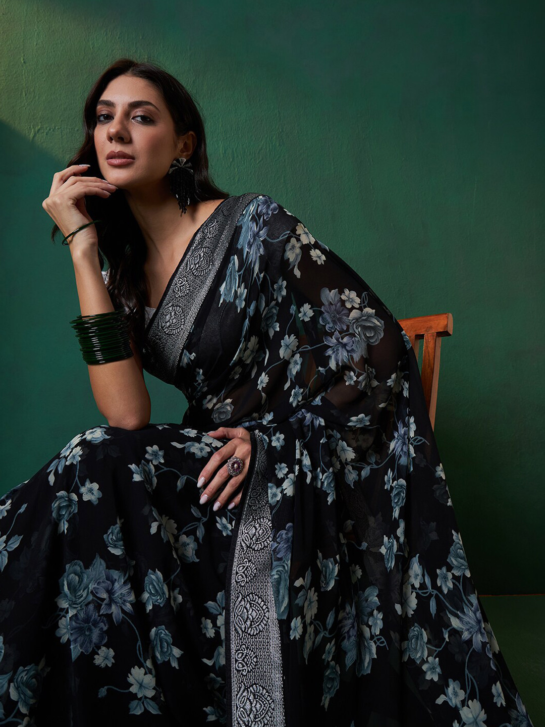 

Sangria Floral Printed Georgette Saree, Black