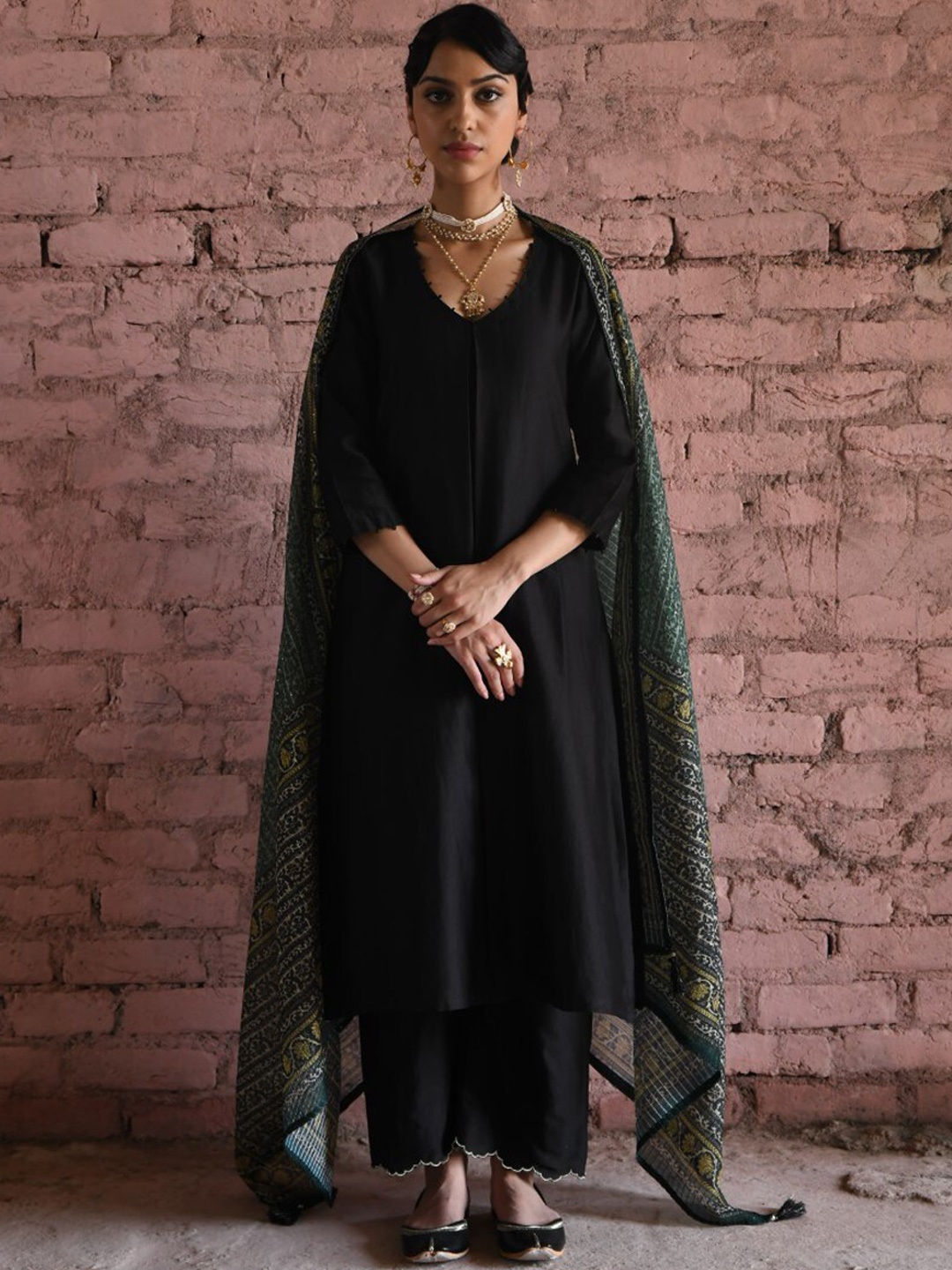 

KARAJ JAIPUR V-Neck Chanderi Silk Straight Kurta With Palazzo & Dupatta, Black