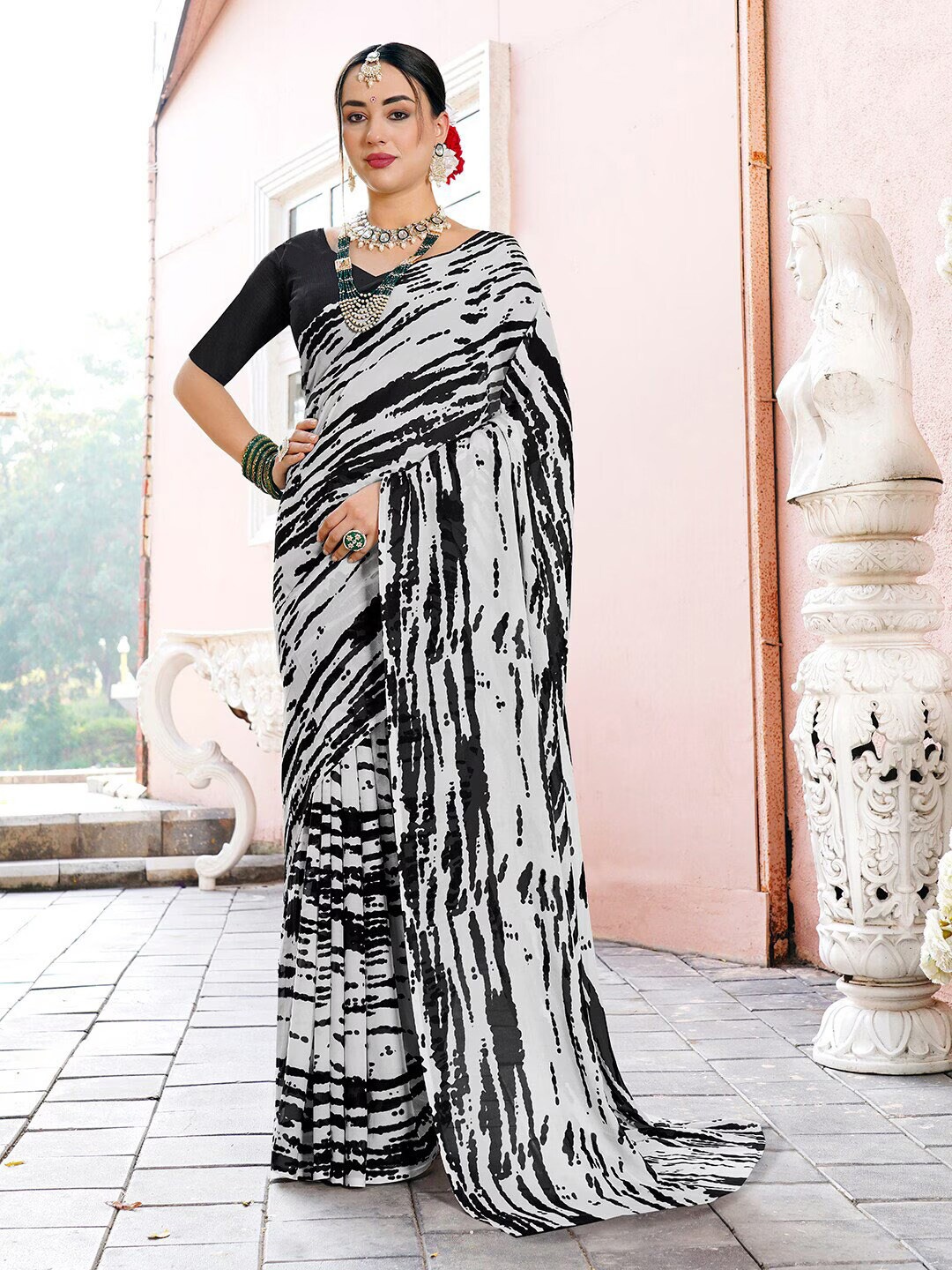 

Sanwariya Silk Abstract Printed Pure Georgette Saree, Black