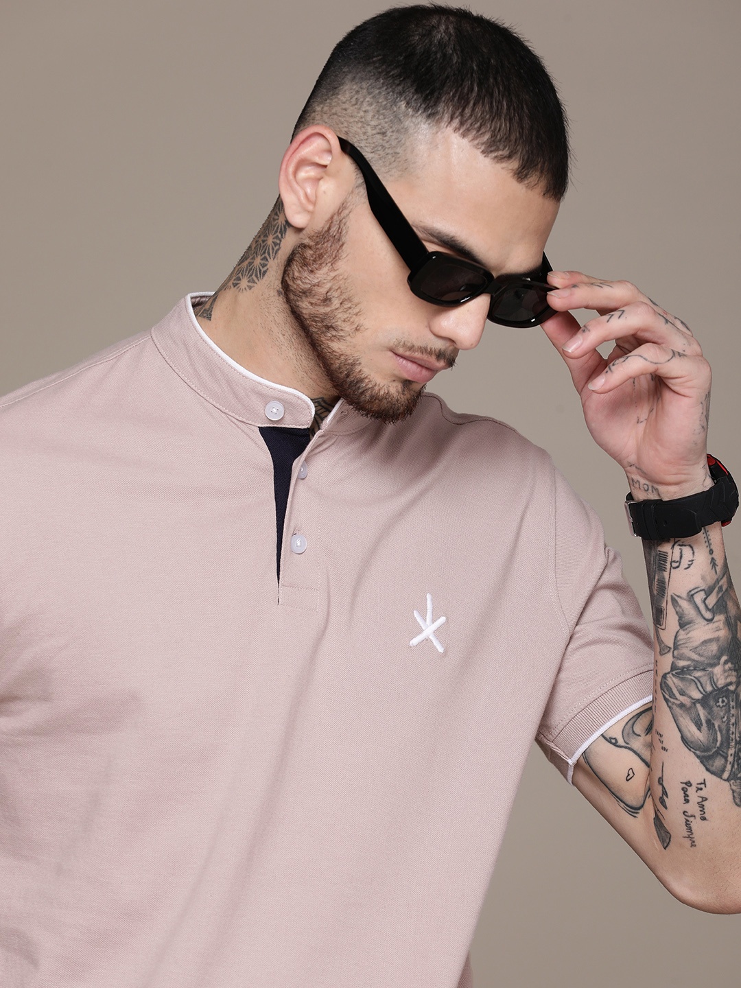 

Roadster Men Henley Neck T-shirt with Embroidered Detail, Pink