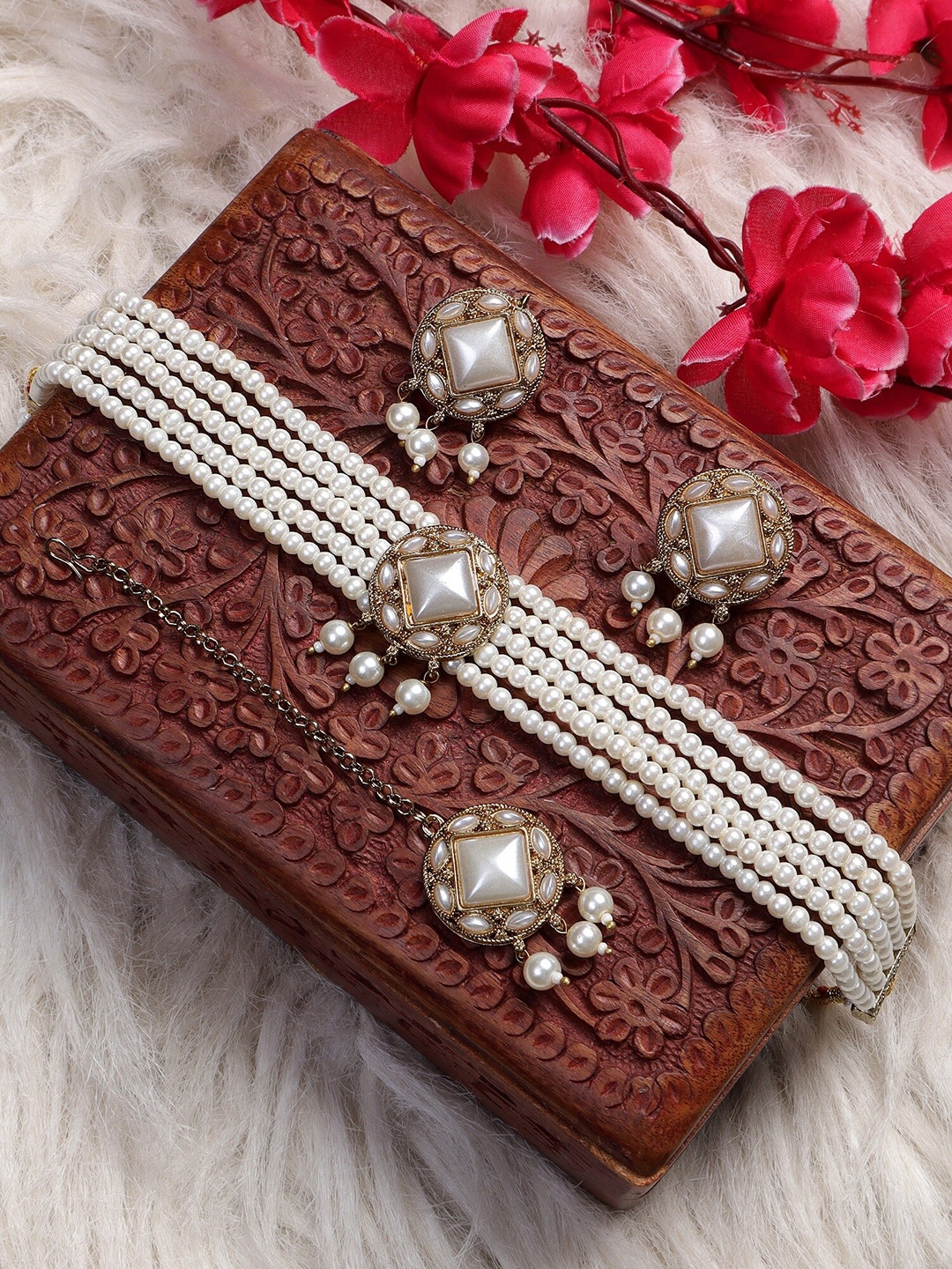 

Mali Fionna Gold-Plated Stones-Studded & Pearl-Beaded Jewellery Set