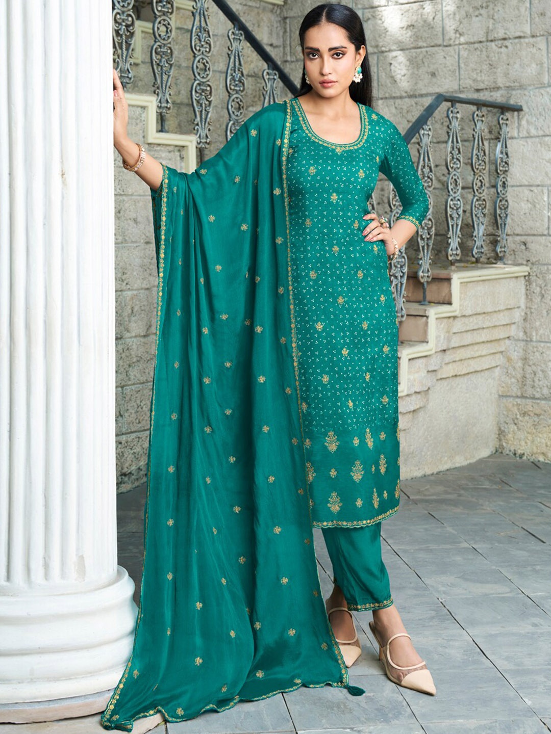 

Seerat Ethnic Motifs Printed Regular Thread Work Pure Silk Kurta with Trousers & Dupatta, Green