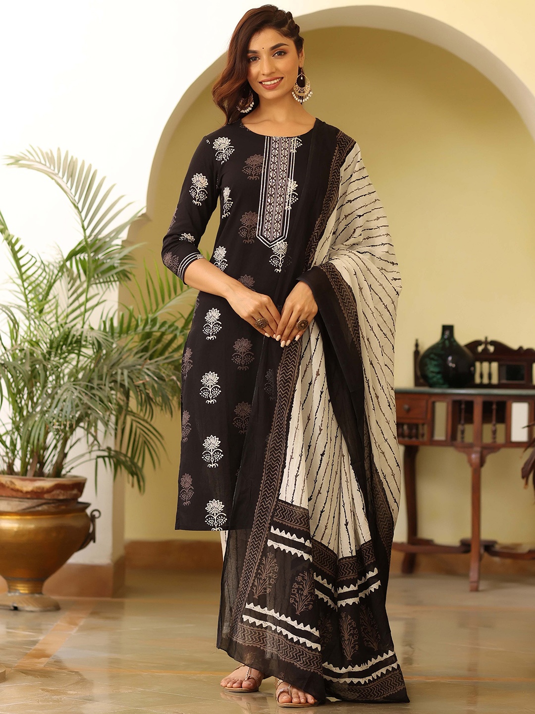 

AHIKA Floral Printed Round Neck Three-Quarter Sleeves Cotton Kurta Set, Black