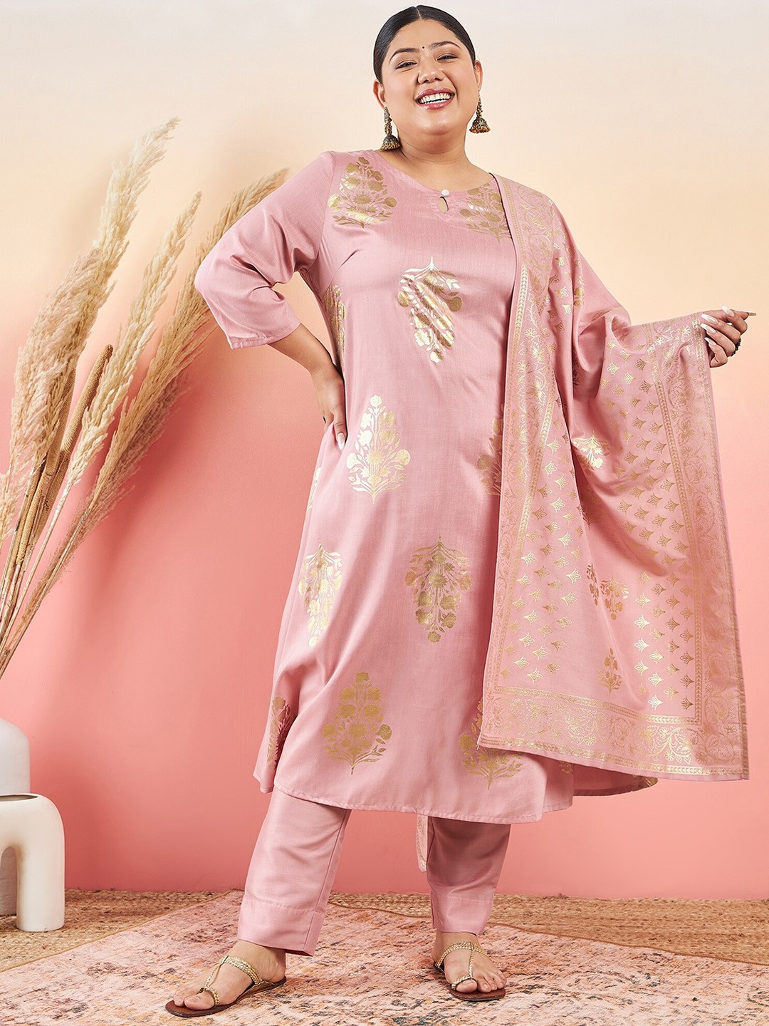 

Sztori Floral Printed Keyhole Neck Straight Kurta With Trouser & Dupatta, Pink