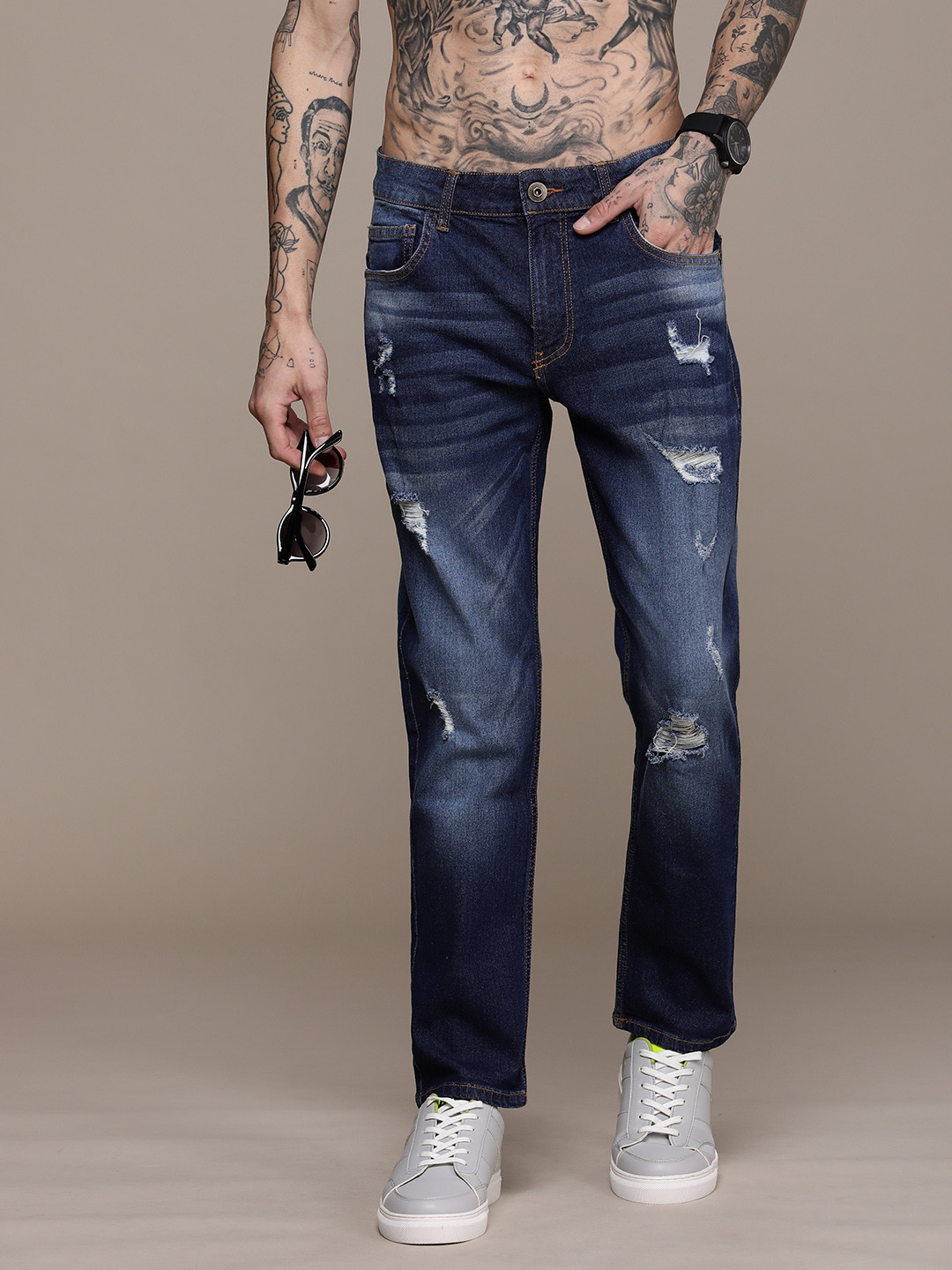 

Roadster Men Slim Fit Mildly Distressed Light Fade Jeans, Blue