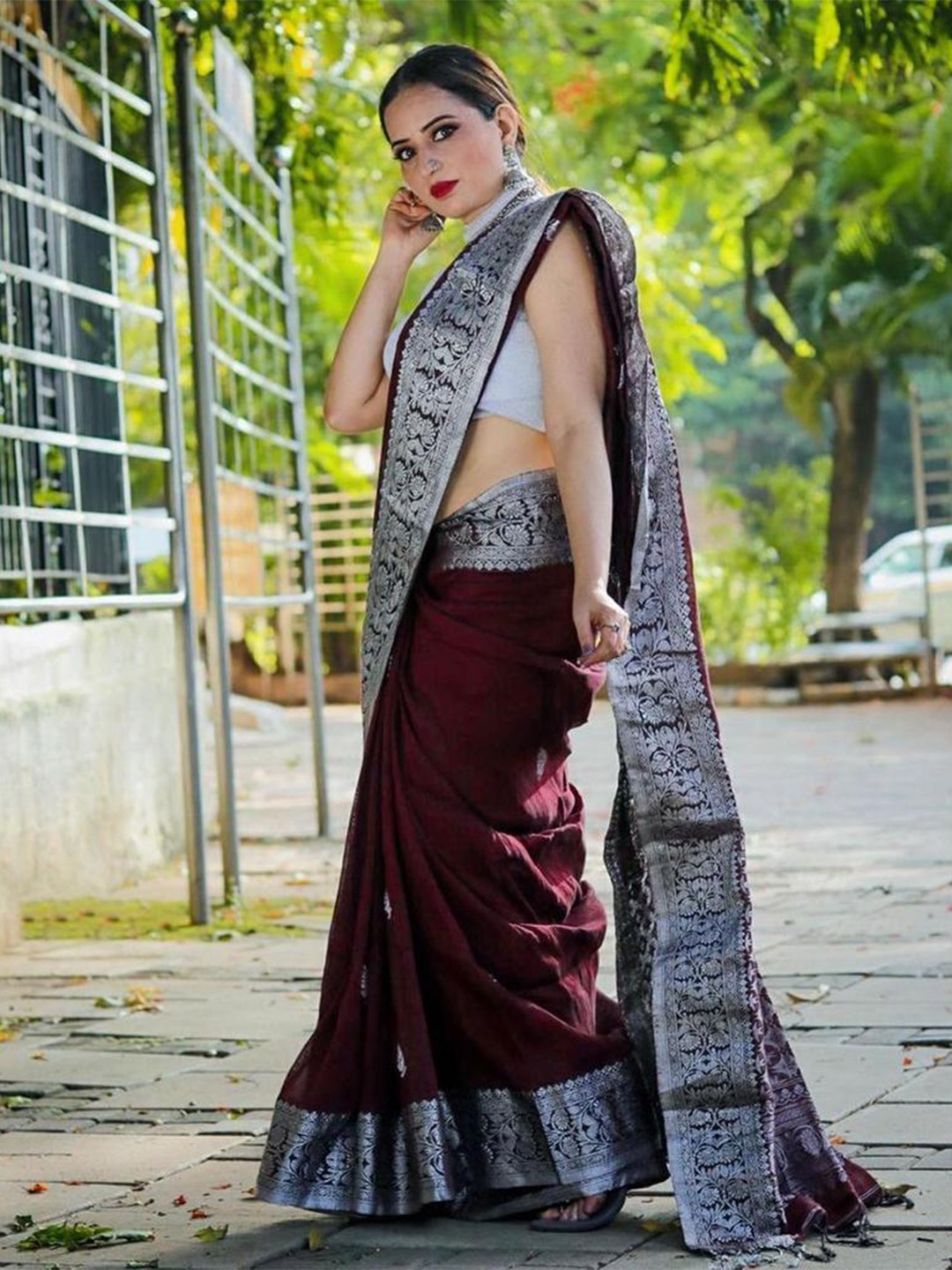 

DIVASTRI Ethnic Motifs Woven Design Zari Pure Silk Kanjeevaram Saree, Maroon
