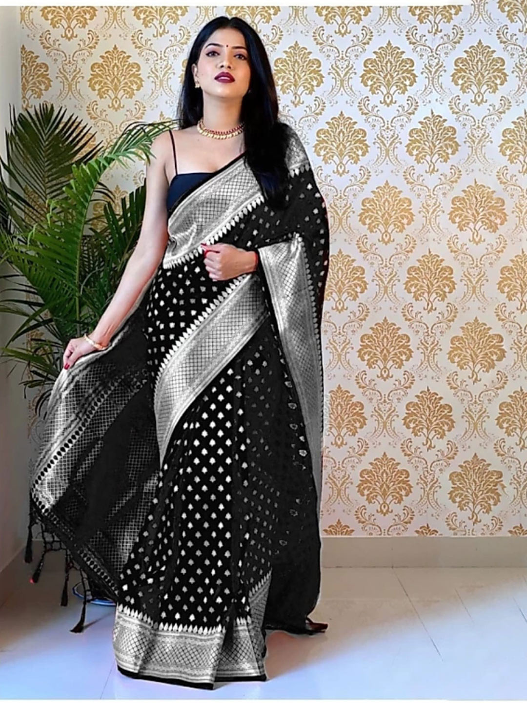 

DIVASTRI Woven Design Zari Pure Silk Kanjeevaram Saree, Black