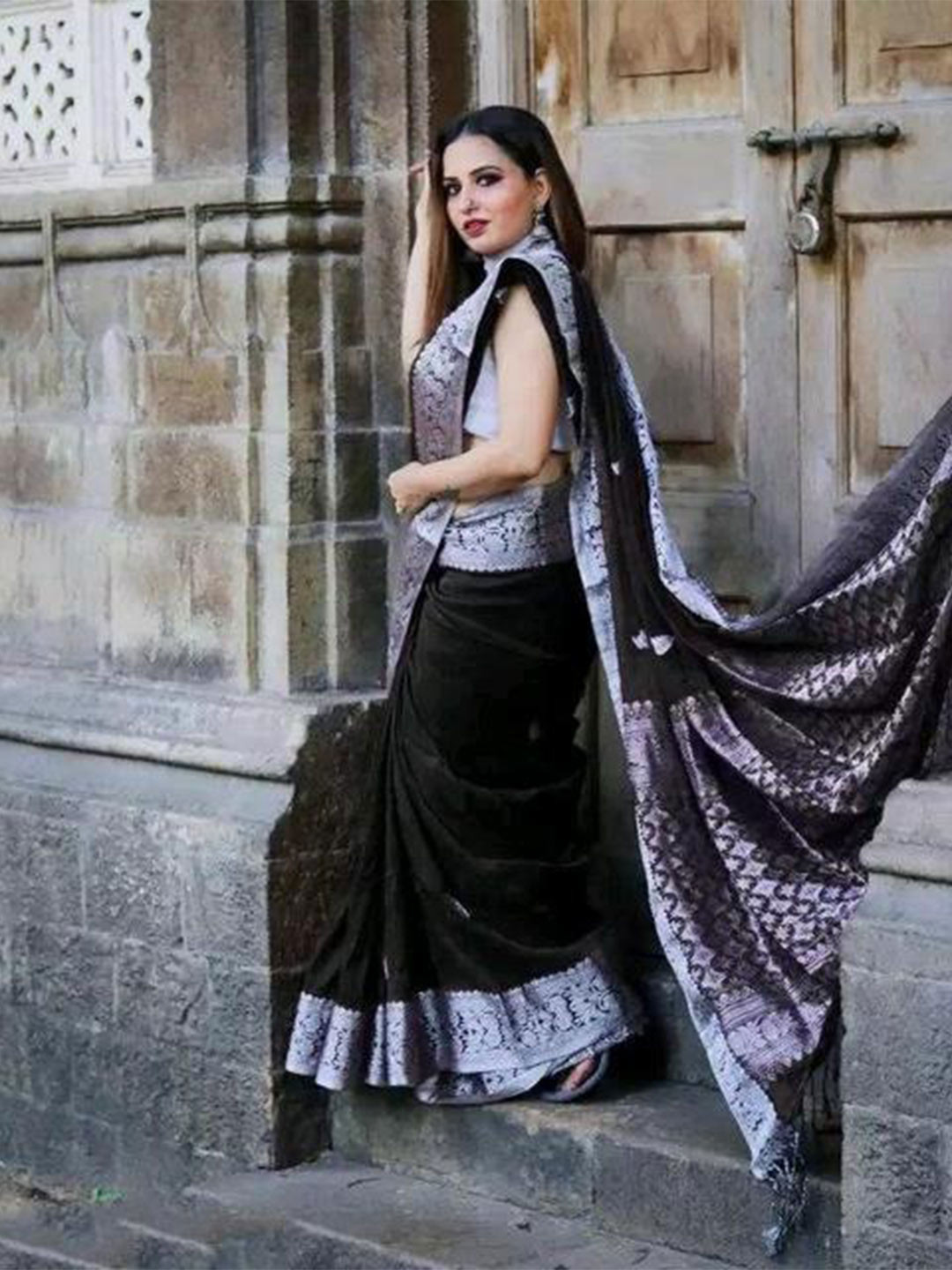 

DIVASTRI Woven Design Zari Pure Silk Kanjeevaram Saree, Black