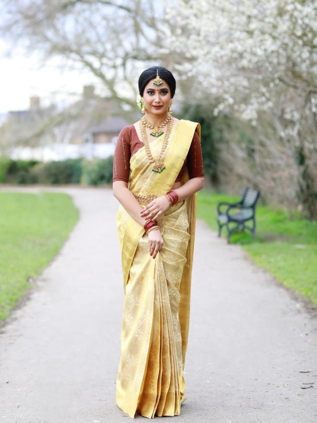 

DIVASTRI Ethnic Motifs Woven Design Zari Pure Silk Kanjeevaram Saree, Cream