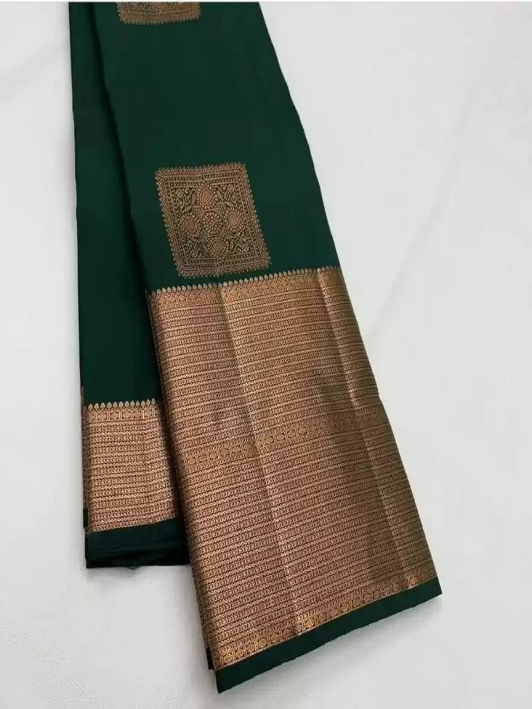 

DIVASTRI Ethnic Motifs Woven Design Zari Pure Silk Kanjeevaram Saree, Green