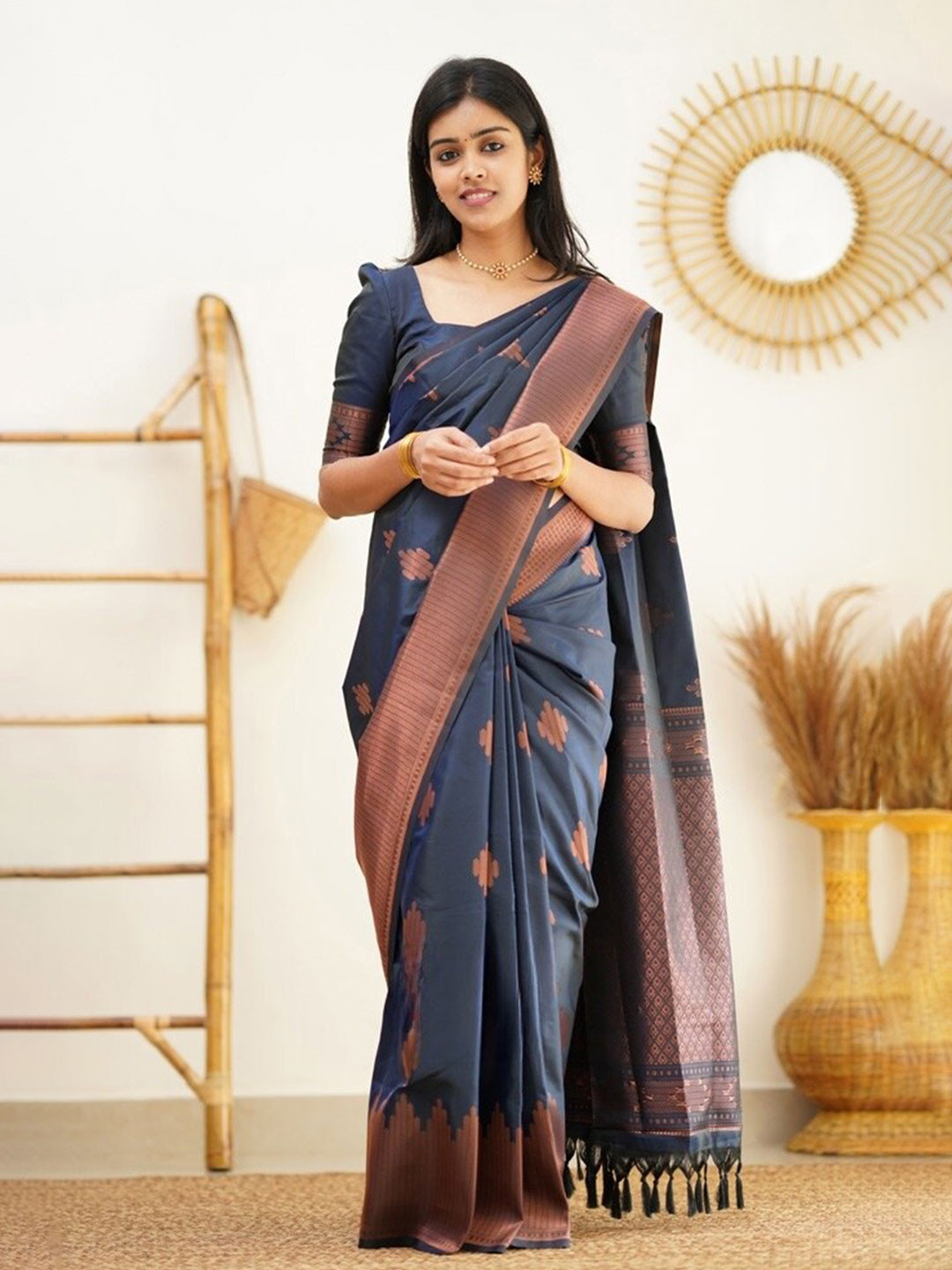 

DIVASTRI Geometric Woven Design Zari Pure Silk Kanjeevaram Saree, Navy blue