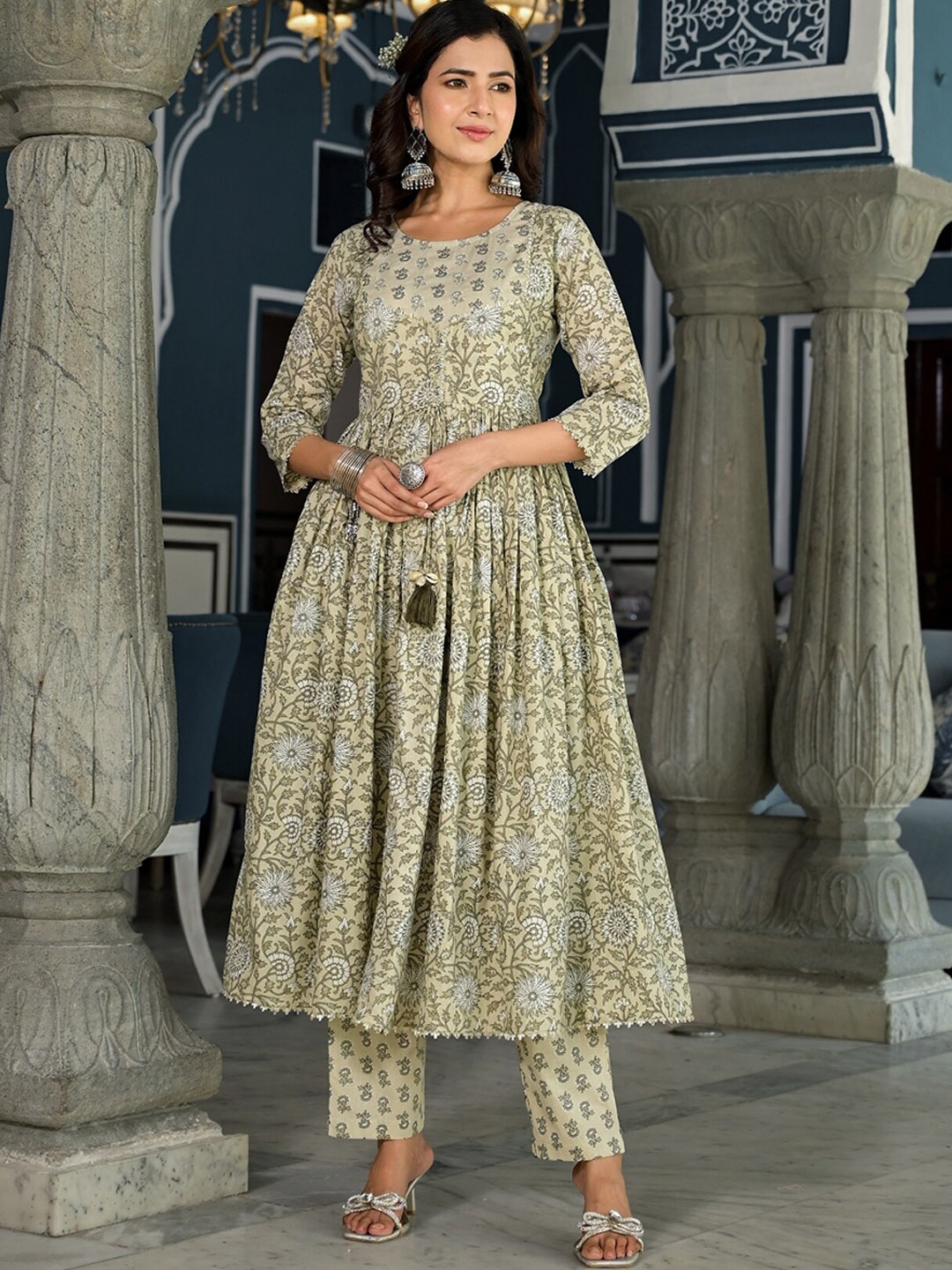 

The Kapas Floral Printed Sequinned Pure Cotton Kurta With Trouser & Dupatta, Green