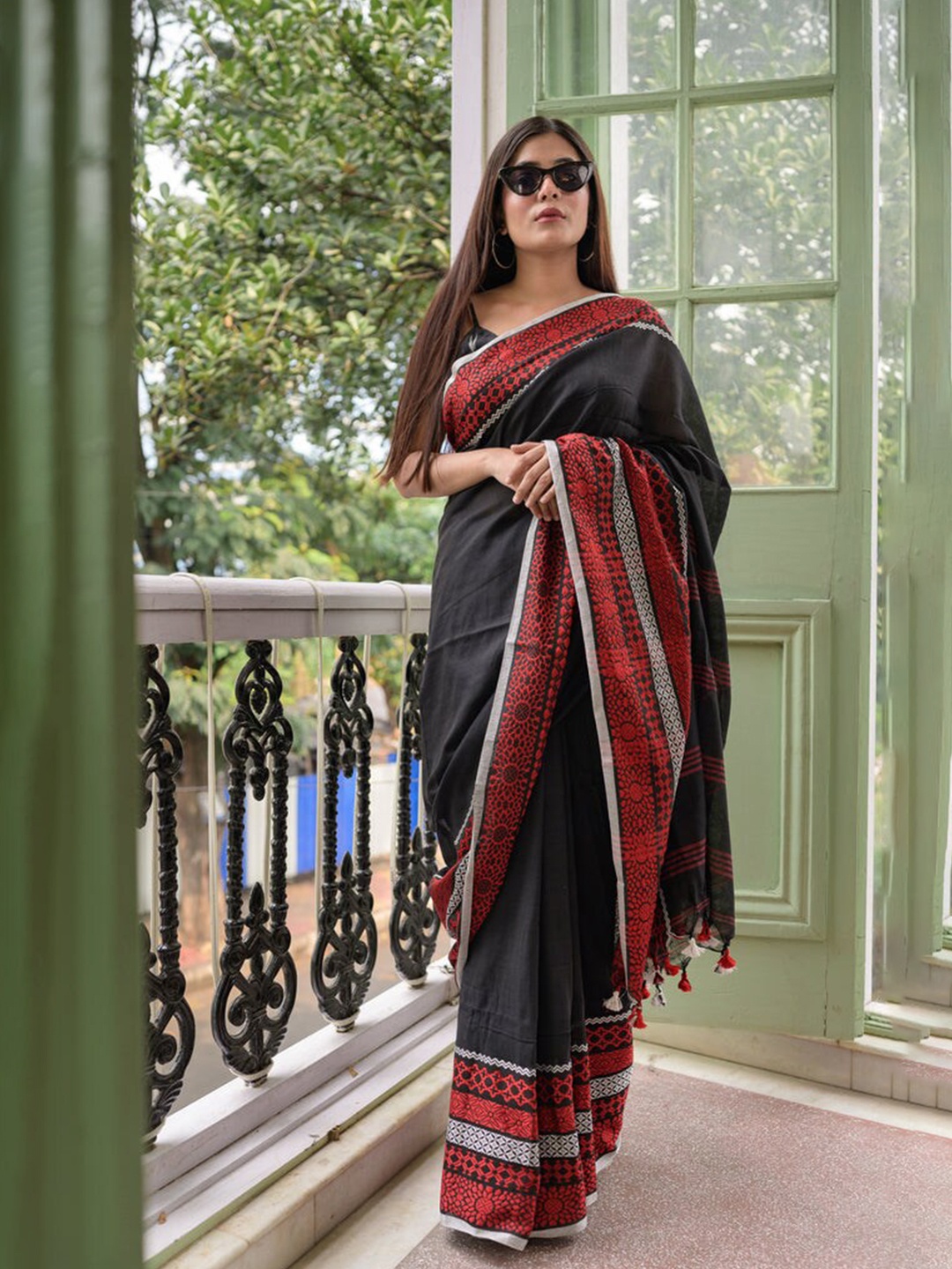 

RODDUR Geometric Printed Pure Cotton Saree, Black