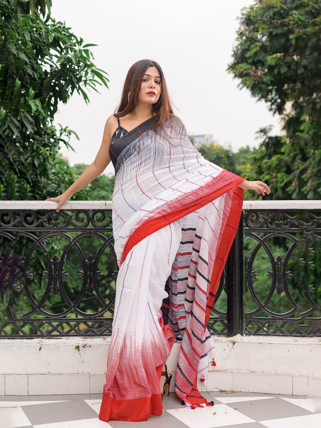 

RODDUR Woven Design Pure Cotton Saree, White
