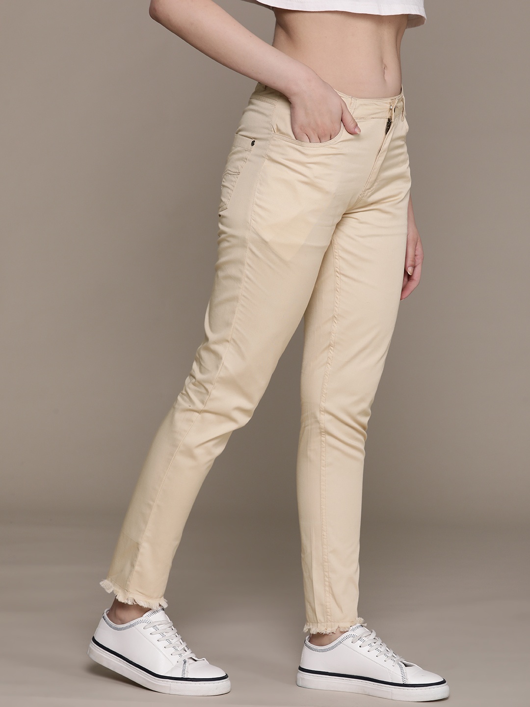 

Roadster Women Solid Slim Fit Chinos Trousers, Cream