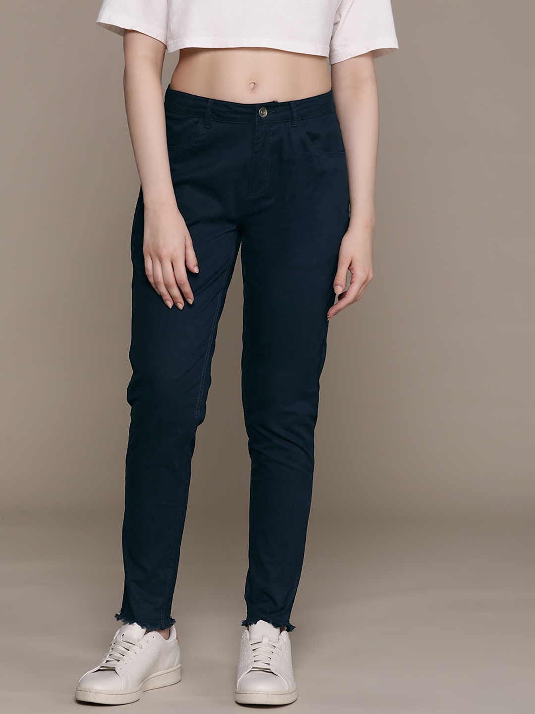 

Roadster Women Solid Slim Fit Chinos Trousers, Navy blue
