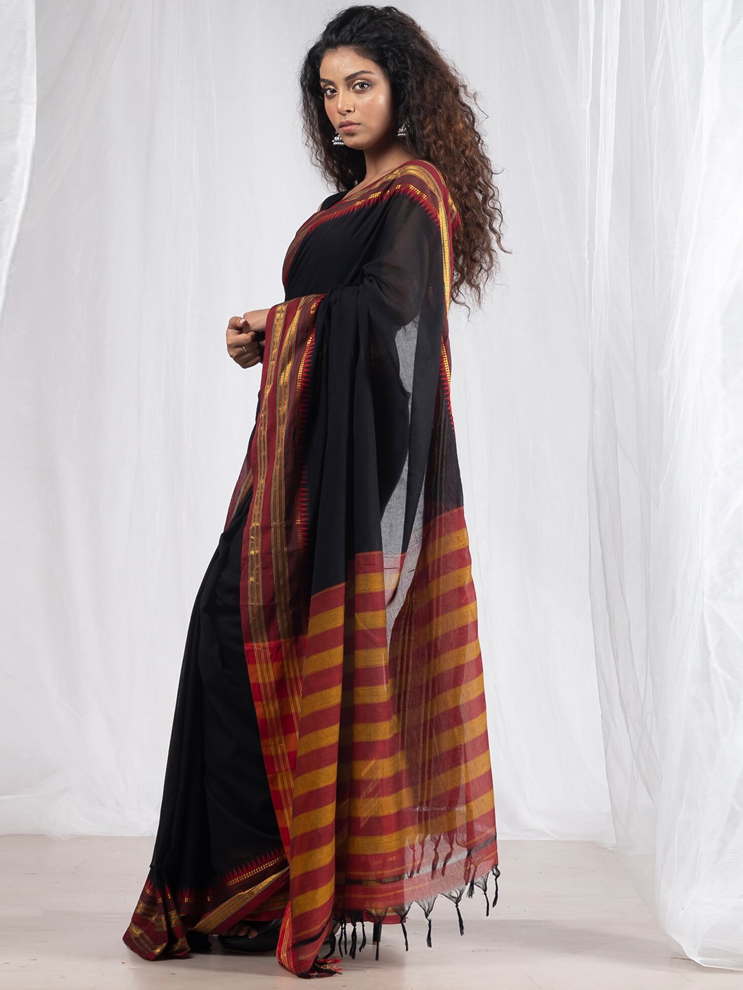 

Unnati Silks Zari Pure Cotton Handloom Narayan Peth Saree, Black