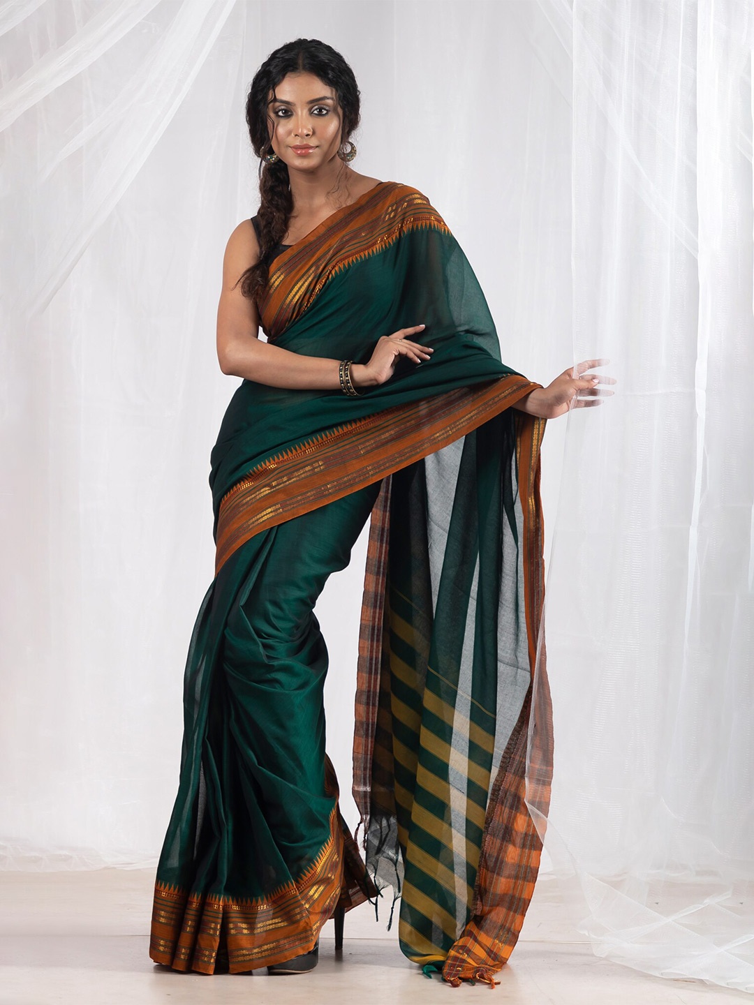 

Unnati Silks Woven Design Zari Handloom Pure Cotton Narayan Peth Saree With Tassels, Green