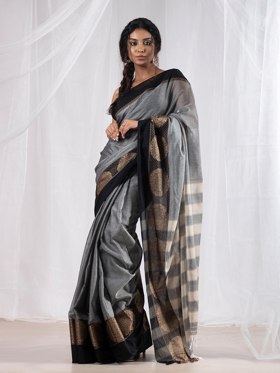 

Unnati Silks Pure Cotton Handloom Narayan Peth Saree, Grey