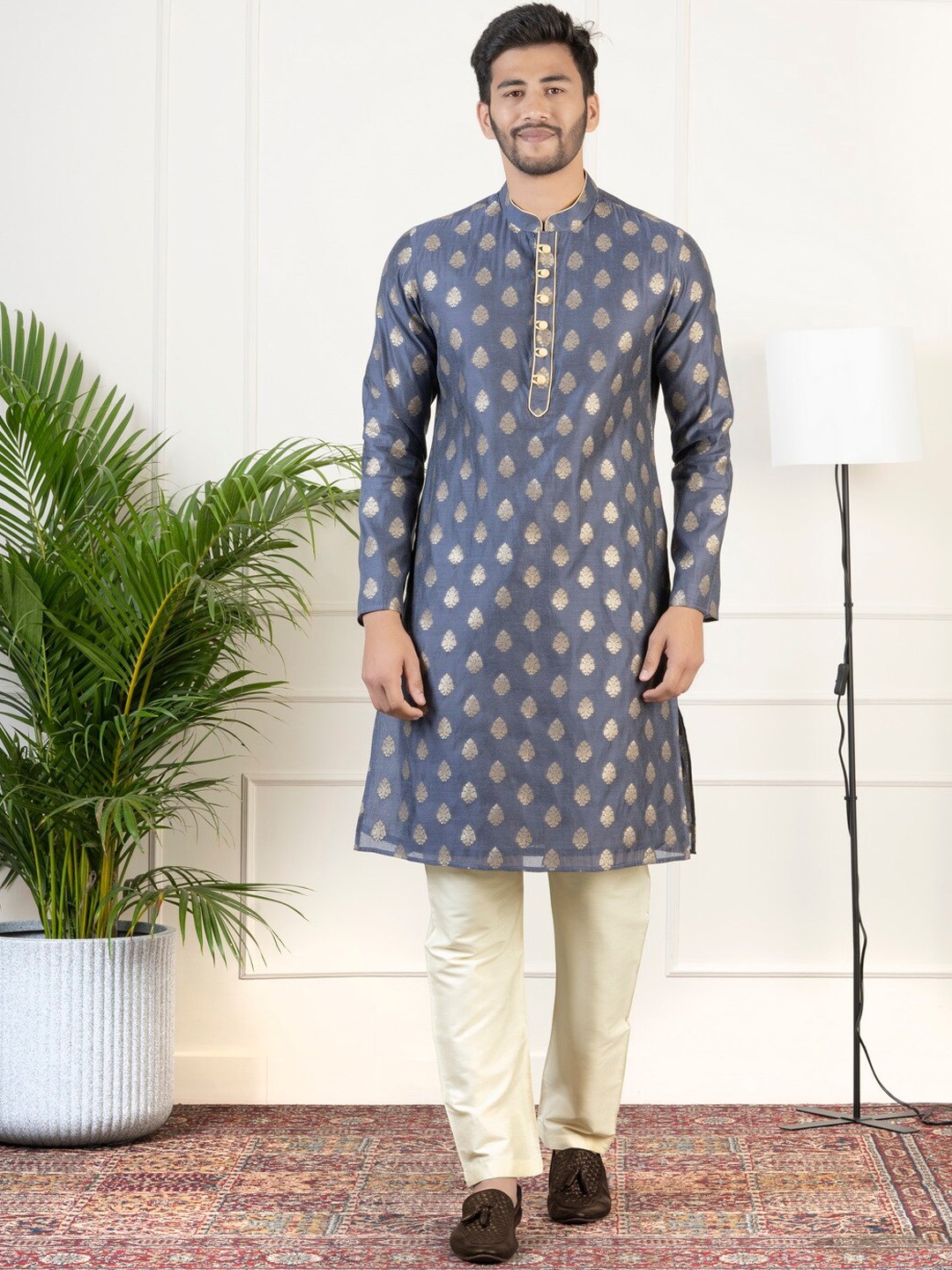 

TheEthnic.Co Regular Chanderi Silk Kurta with Trousers, Navy blue