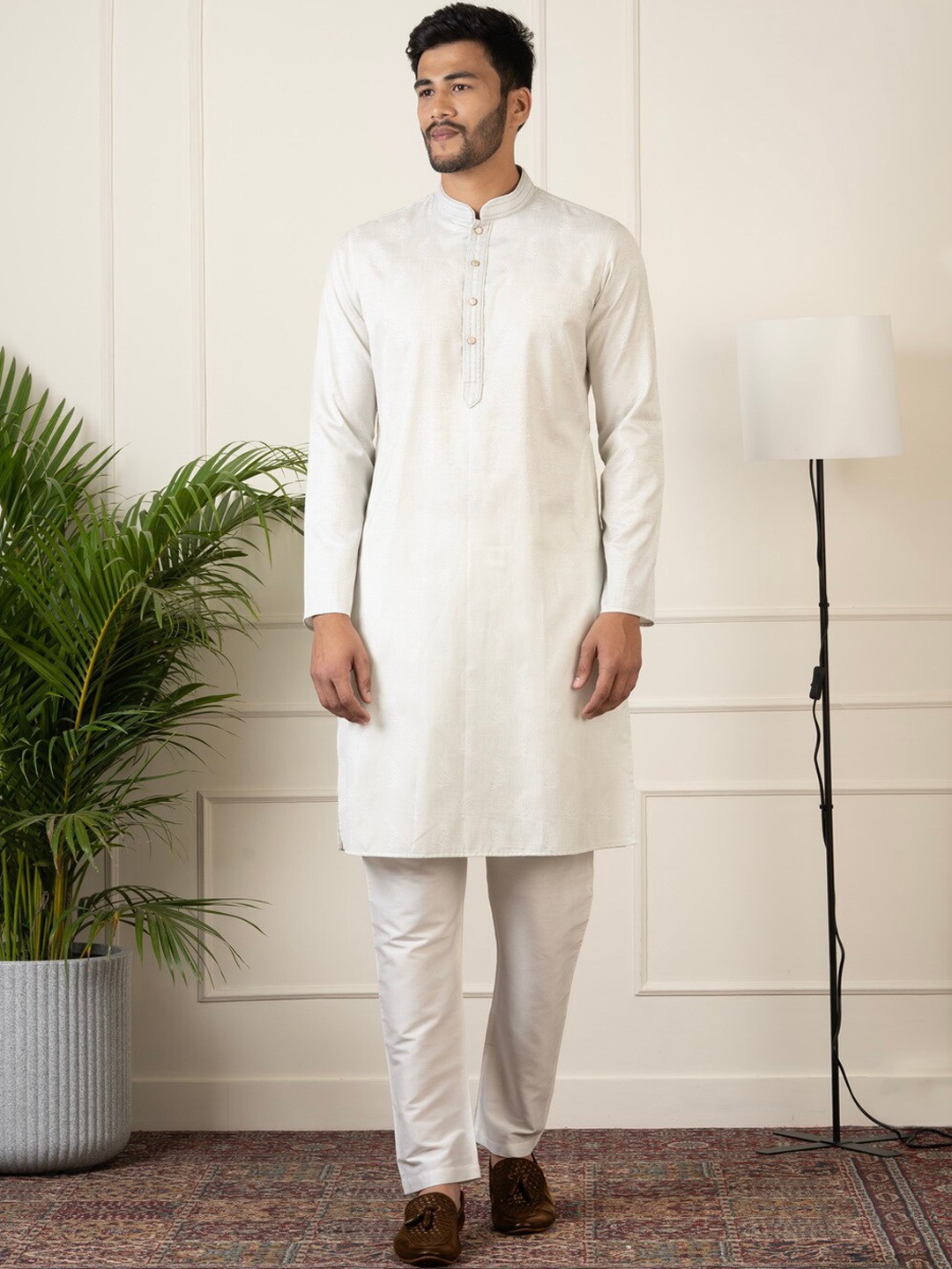 

TheEthnic.Co Mandarin Collar Ethnic Motifs Printed Regular Straight Kurta with Pyjamas, Off white