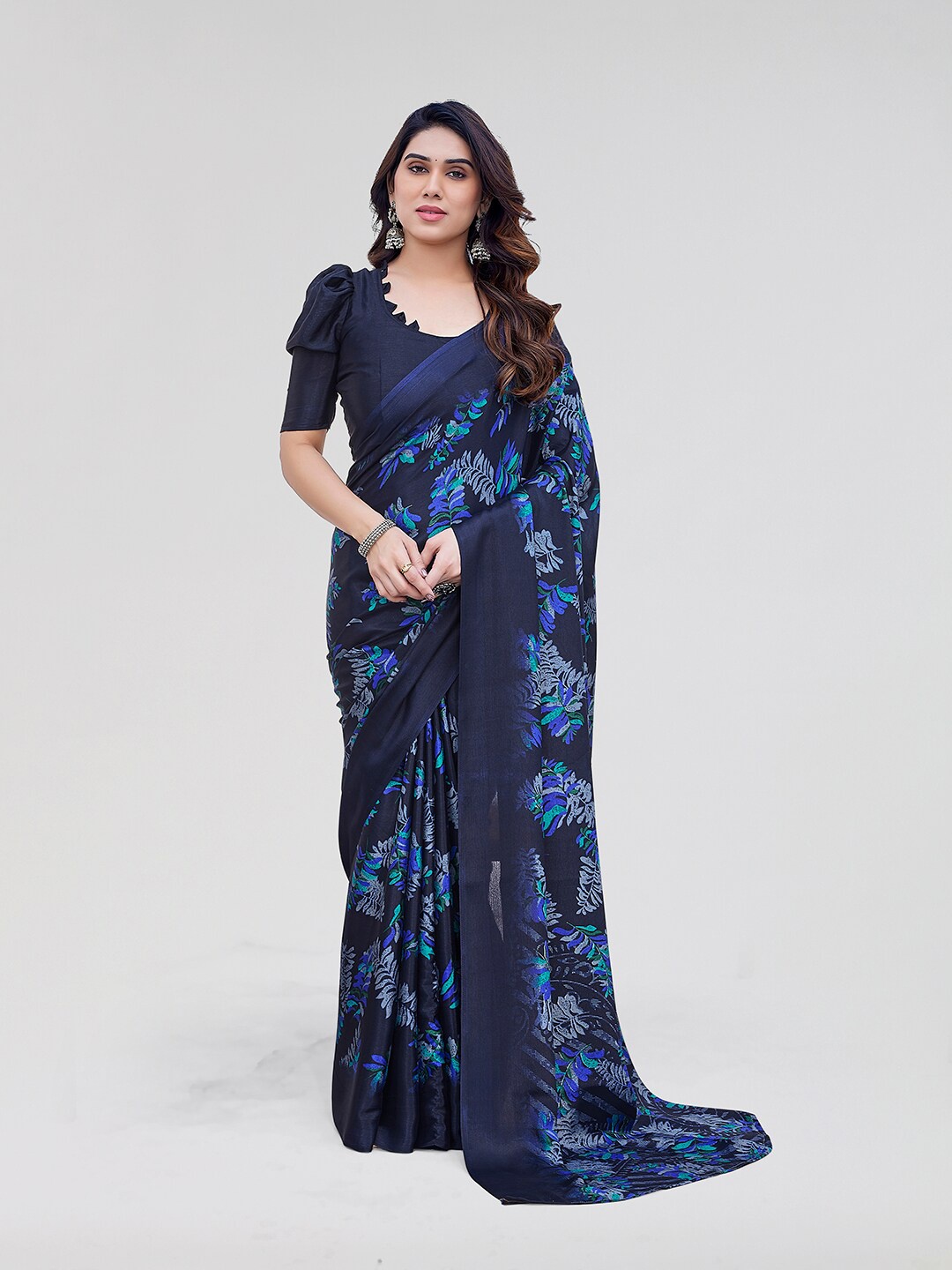 

Yashika Floral Printed Saree, Navy blue