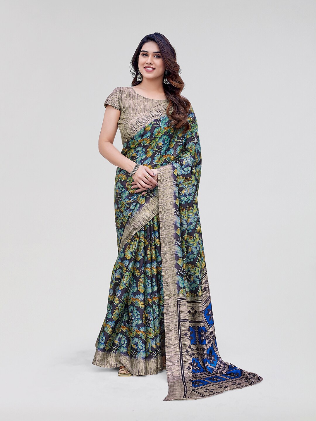 

Yashika Floral Printed Saree, Black