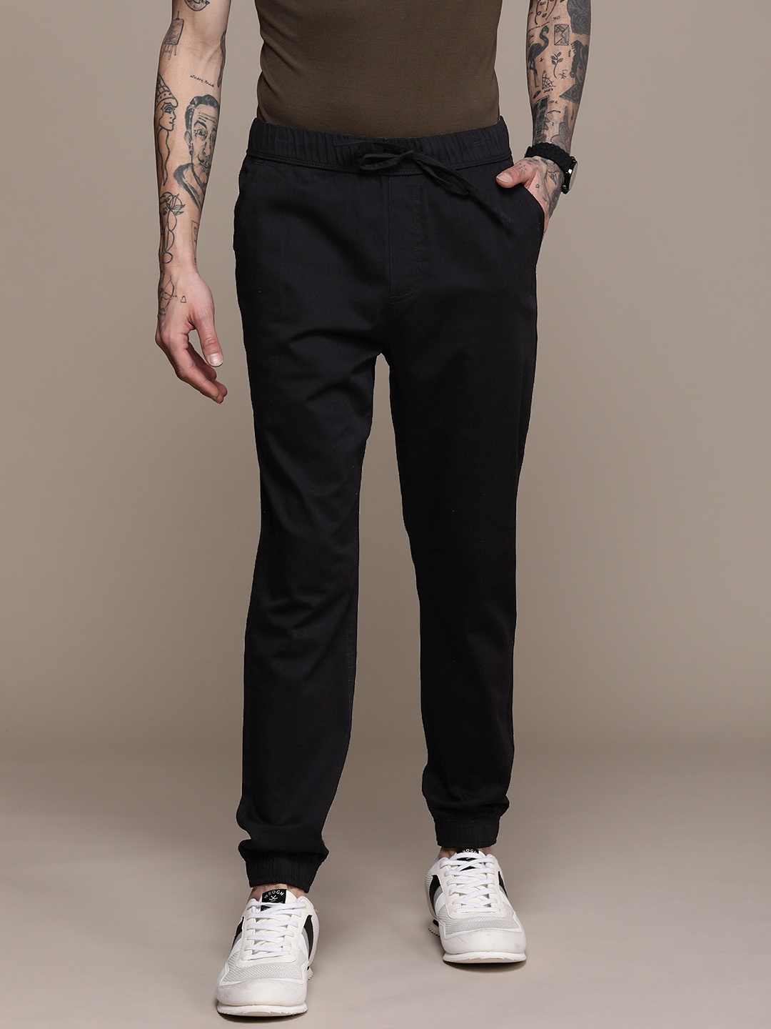 

WROGN Men Solid Mid-Rise Joggers, Black