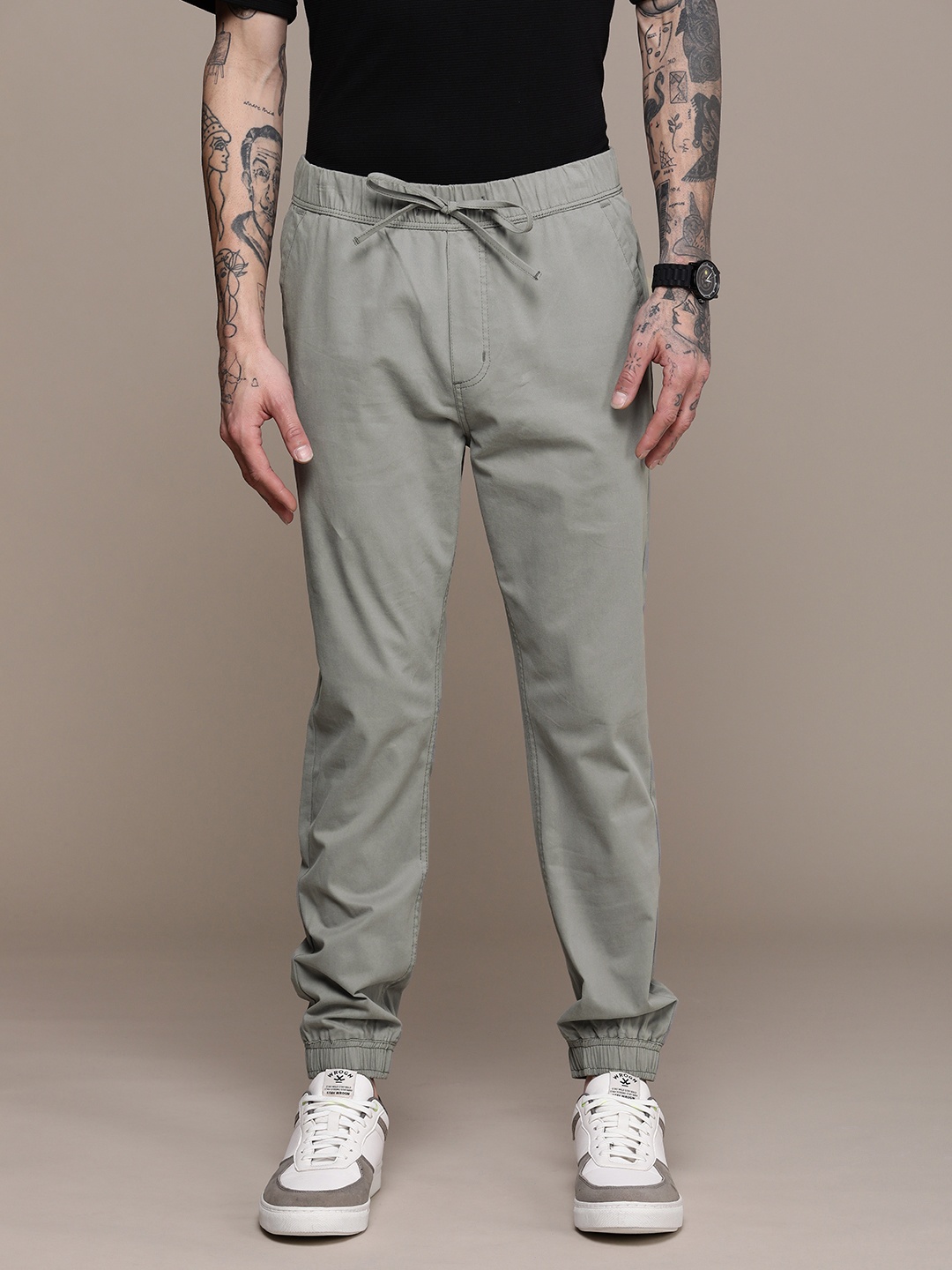 

WROGN Men Solid Mid-Rise Joggers, Grey